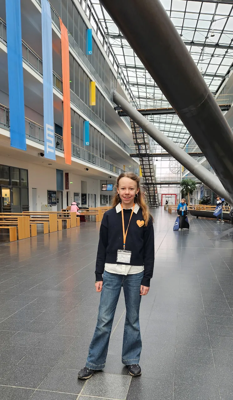Schülerin des LGW im Forum des Mathematik-Departments in Garching